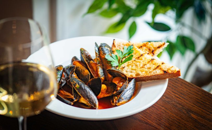 Plate of mussels and wine at Osteria Partenopea Bath